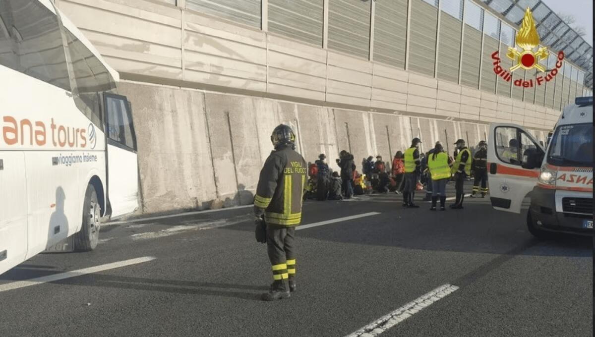 MALORE DELL'AUTISTA, MAESTRA PRENDE IL VOLANTE E SALVA IL PULLMAN CON A BORDO 50 RAGAZZI DAL DIRUPO - 
