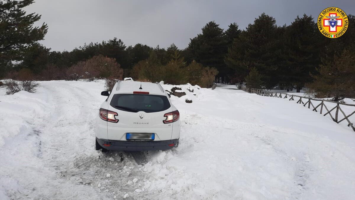 COPPIA CON IL LORO BIMBO DI APPENA 5 MESI , BLOCCATI DALLA NEVE IN CONTRADA MILIA - 