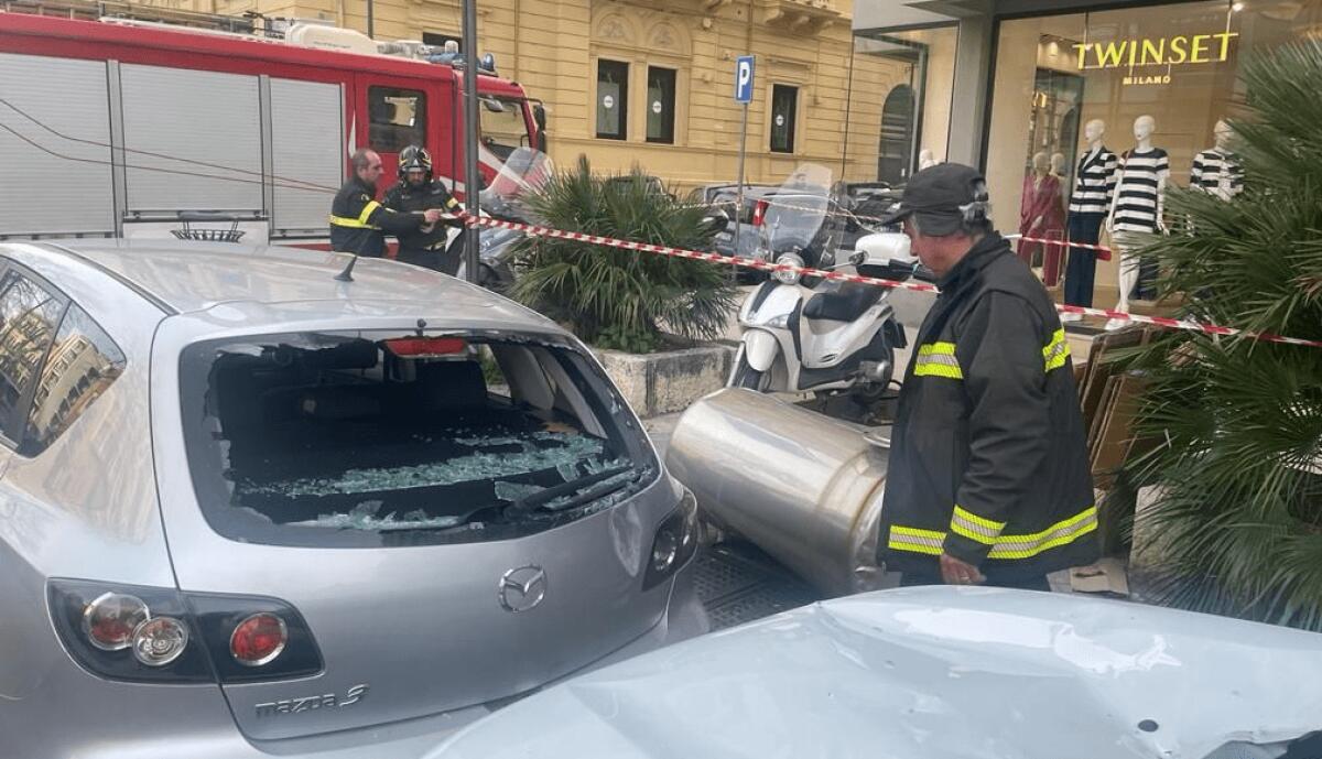 TRAGEDIA SFIORATA A PALERMO: SCALDABAGNO VOLA DA PALAZZO E DANNEGGIA AUTO - 