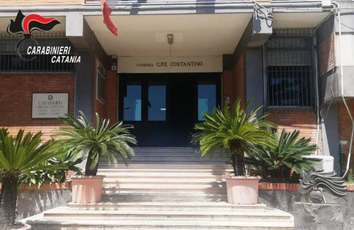 MADRE E FIGLIO IN FUGA SU UNA PANDA RUBATA PER LE STRADE DI ACICATENA - 