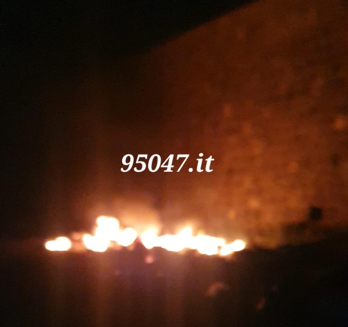 PATERNO’. A FUOCO RIFIUTI ABBANDONATI IN ZONA SAN MARCO - 