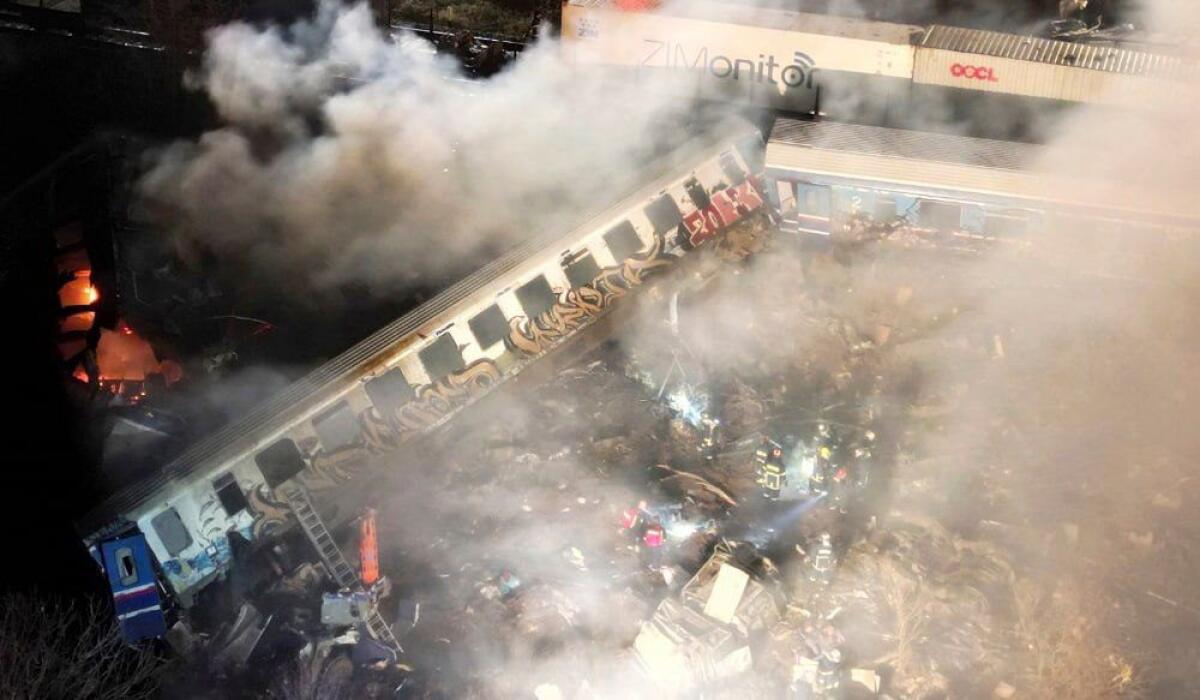 GRECIA, TRENO DERAGLIA E SI SCONTRA CON UN ALTRO: ALMENO 32 MORTI E 85 FERITI. VAGONI IN FIAMME - 