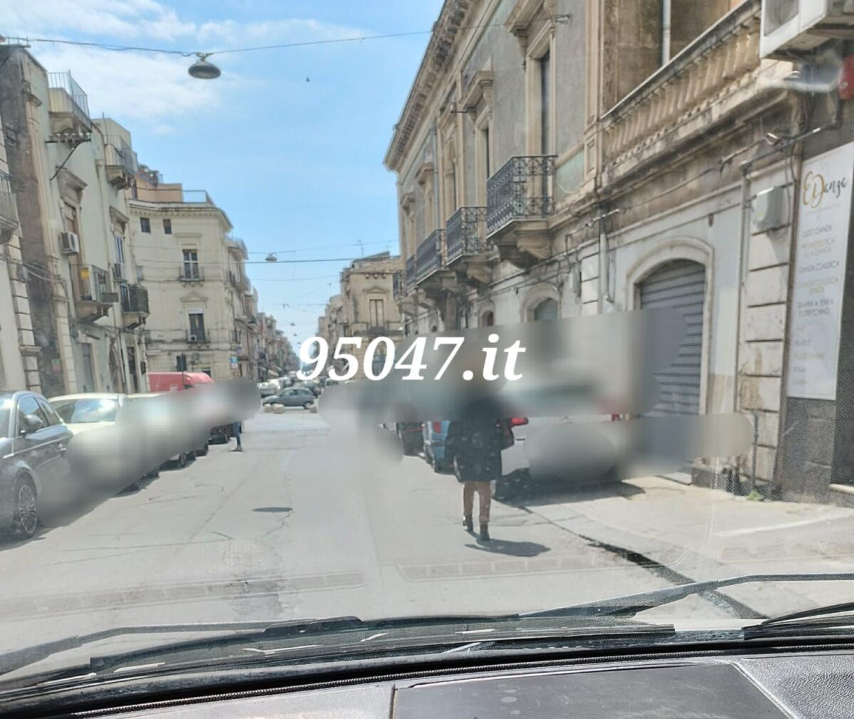 PATERNO'. AUTO SUI MARCIAPIEDI E PEDONI SULLA STRADA : SEGNALAZIONE DEGLI UTENTI - 