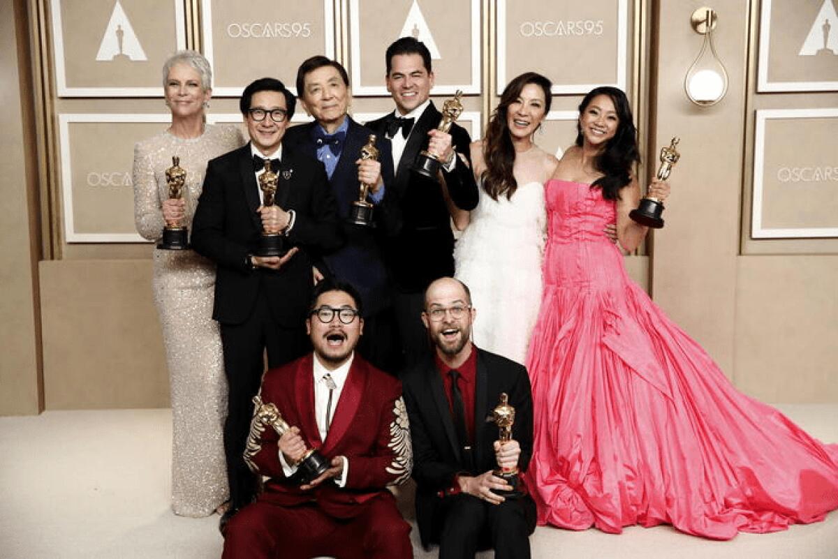 OSCAR 2023, 'EVERYTHING EVERYWHERE ALL AT ONCE' VINCE 7 STATUETTE. ITALIA A MANI VUOTE. TUTTI I PREMI - 