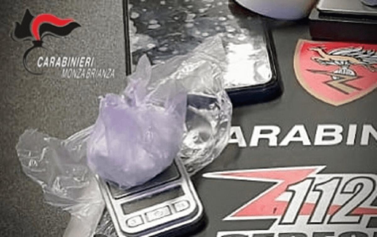 APRE LA PORTA AI CARABINIERI CON LA DROGA IN MANO PENSANDO FOSSE SUO MARITO, ACCADE A MONZA - 