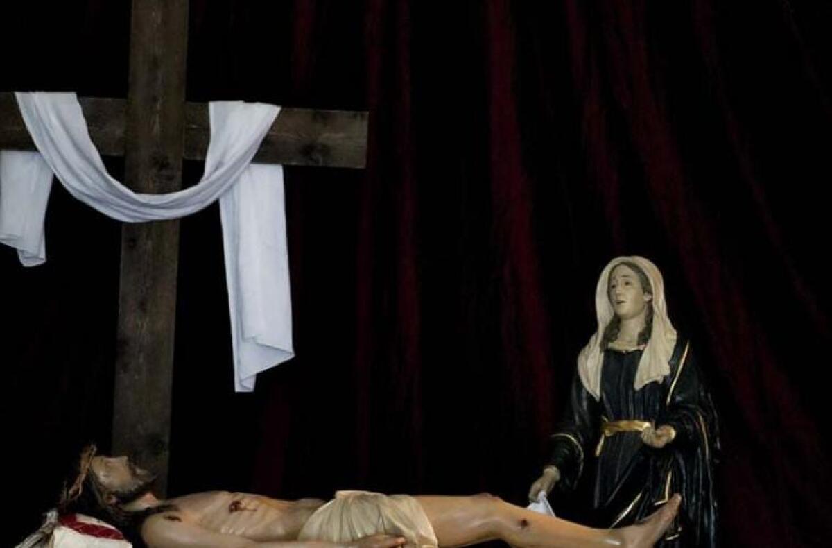 LO SCATTO DEL GIOVANE PATERNESE SALVATORE LONGO NEL LIBRO "LA PASQUA IN SICILIA" - 