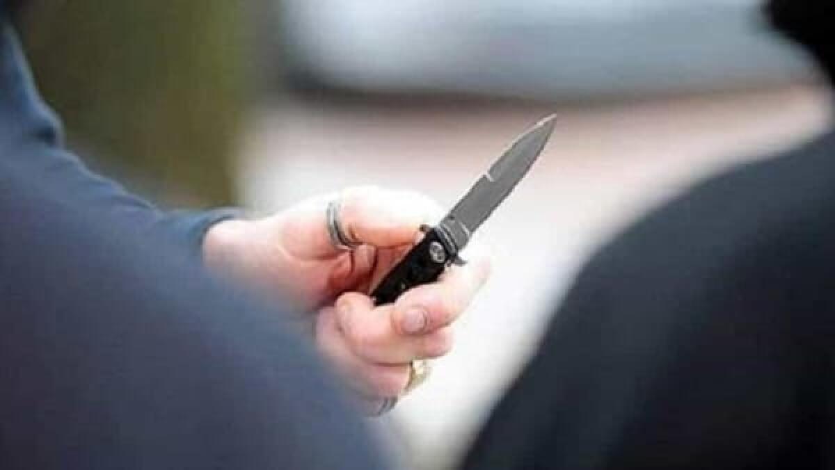 SCORDIA, CINQUANTENNE FERITO CON DIVERSE COLTELLATE: DUE FERMATI - 