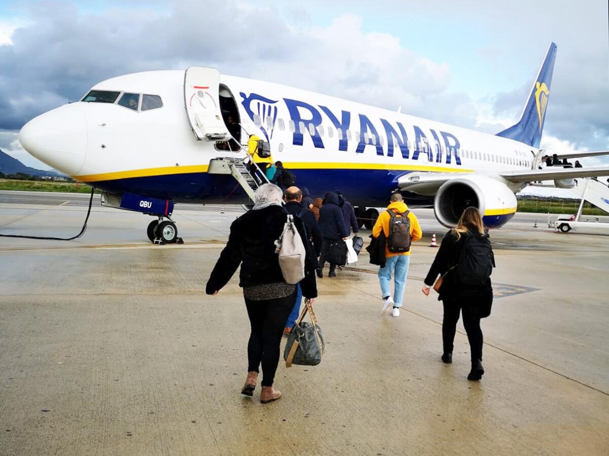 VOLO IN RITARDO RYANAIR CATANIA BOLOGNA DI OLTRE TRE ORE, 250€ AI PASSEGGERI - 