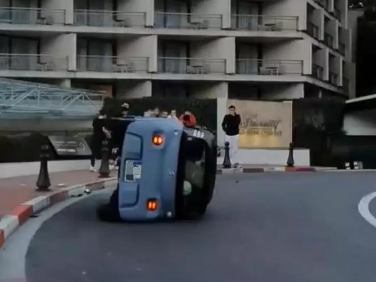 GUIDA MINICAR SUL CIRCUITO DI MONTE-CARLO COME SE FOSSE IN FORMULA 1 E SI RIBALTA: ILLESI DUE GIOVANI - 