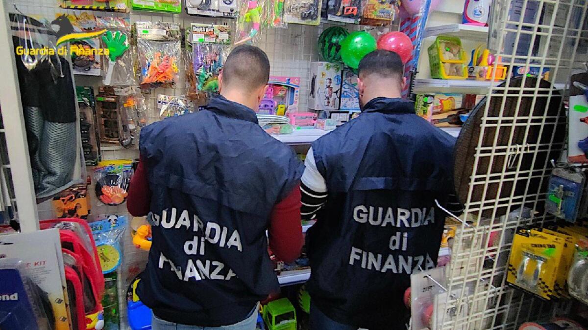 MISTERBIANCO. SEQUESTRATI A CATANIA OLTRE 30.000 ARTICOLI CONTRAFFATTI E CIRCA 20.000 PRODOTTI NON SICURI. DENUNCIATI TRE CITTADINI ITALIANI E UNO DI NAZIONALITÀ CINESE. - 