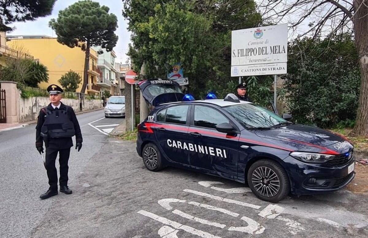 SAN FILIPPO DEL MELA (ME). SEGNALETICA STRADALE NEL GIARDINO DI CASA. DENUNCIATO PER RICETTAZIONE. - 