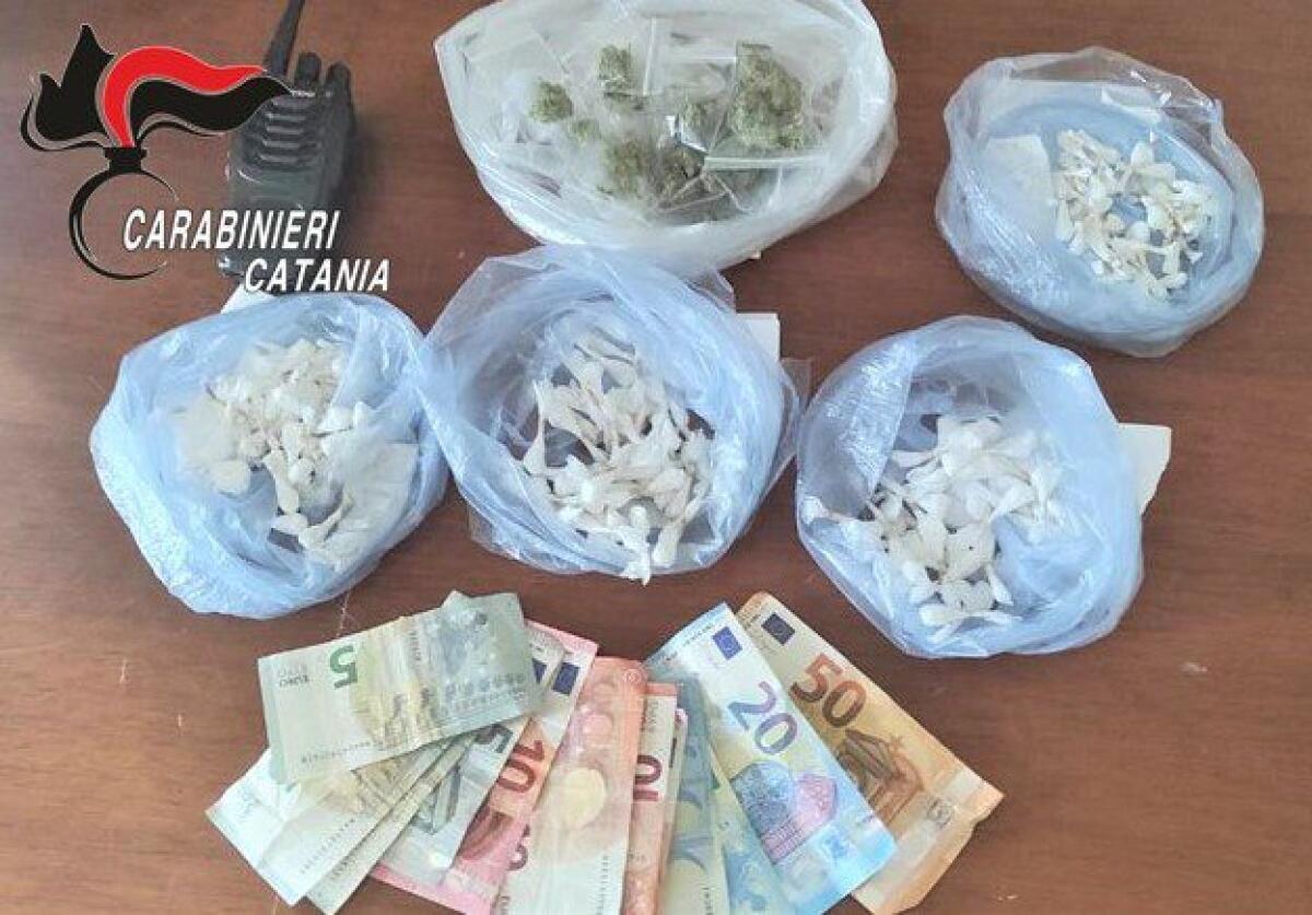 CATANIA. SORPRESO A ‘SPACCIARE’ CONSEGNA LA BORSA CON LA DROGA - 