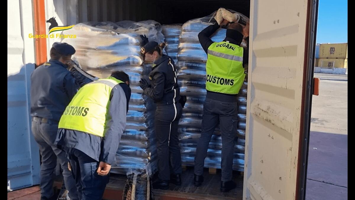 PELLET DI CLASSE B SPACCIATO PER CLASSE A, MAXI SEQUESTRO AL PORTO DI PALERMO - 