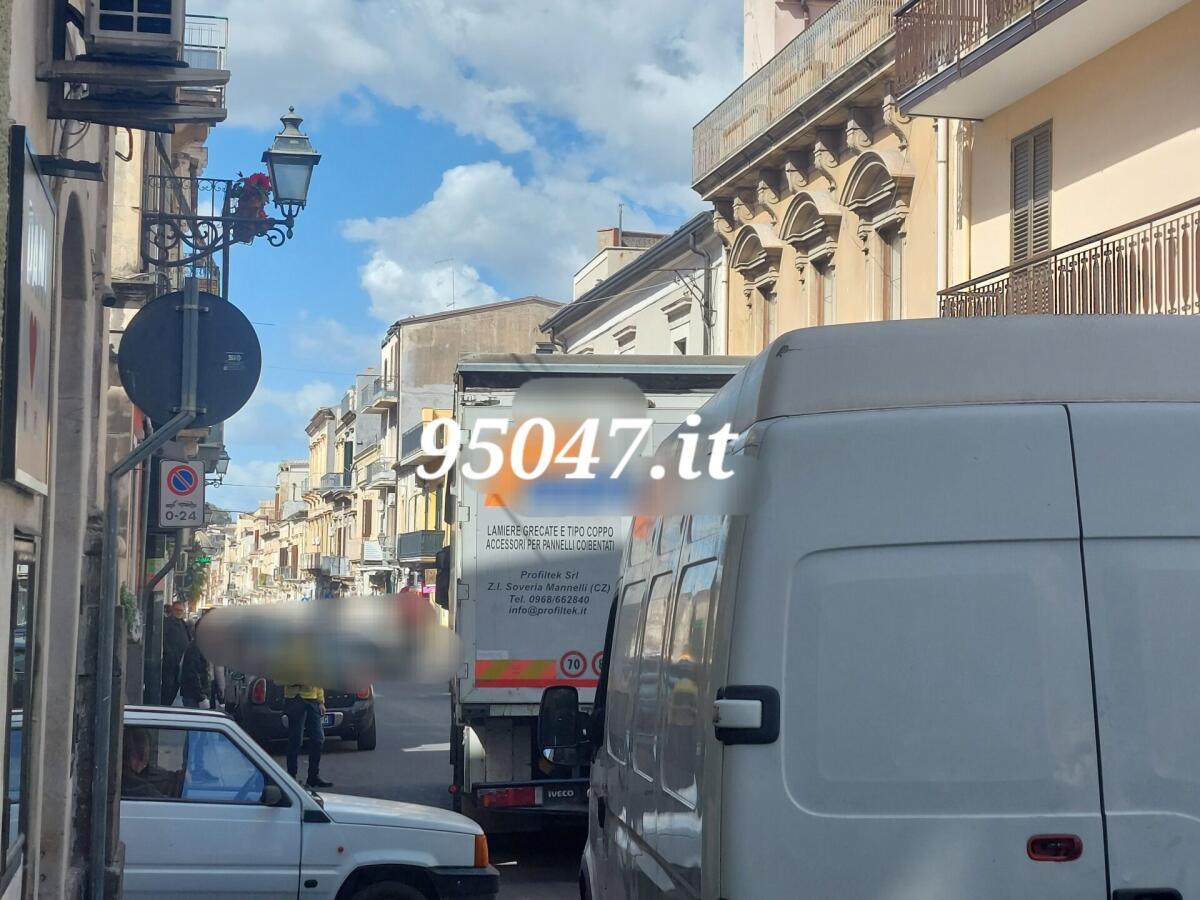 PATERNO’: TRAFFICO BLOCCATO IN VIA VITTORIO EMANUELE PER SOSTA SELVAGGIA E CAMIONISTA TESTARDO - 