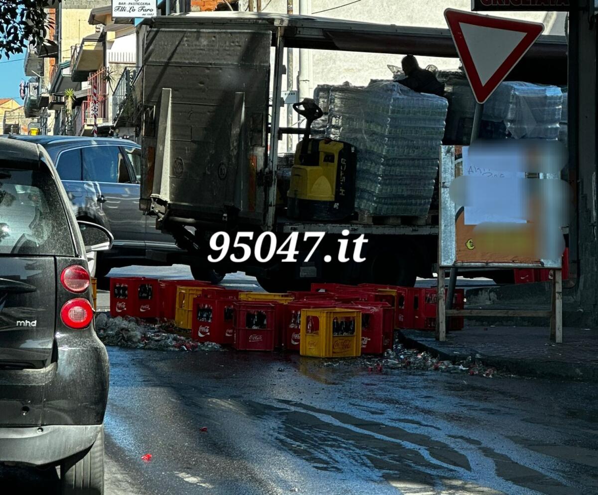 PATERNÒ.CAMION PERDE IL CARICO DI BOTTIGLIE. DISAGI ALLA CIRCOLAZIONE - 