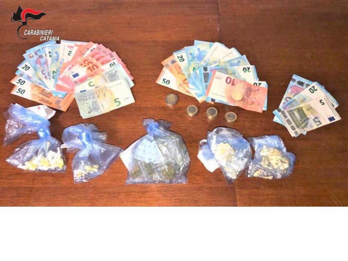 CATANIA. TENTANO DI FUGGIRE CON LA DROGA IN MANO: 4 SPACCIATORI ARRESTATI, UNO È MINORENNE - 