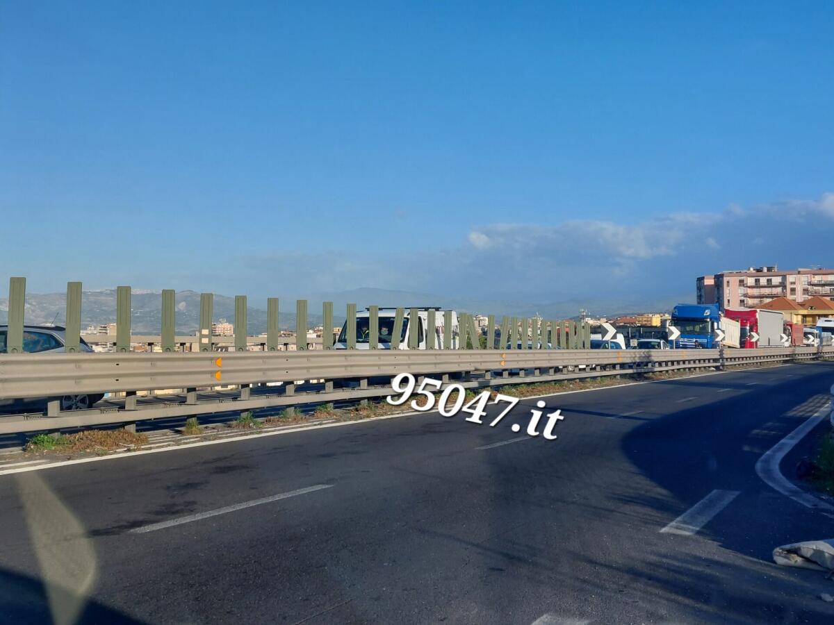 INCIDENTE NEI PRESSI DELLO SVINCOLO PATERNÒ,  SOCCORSI SUL POSTO - 