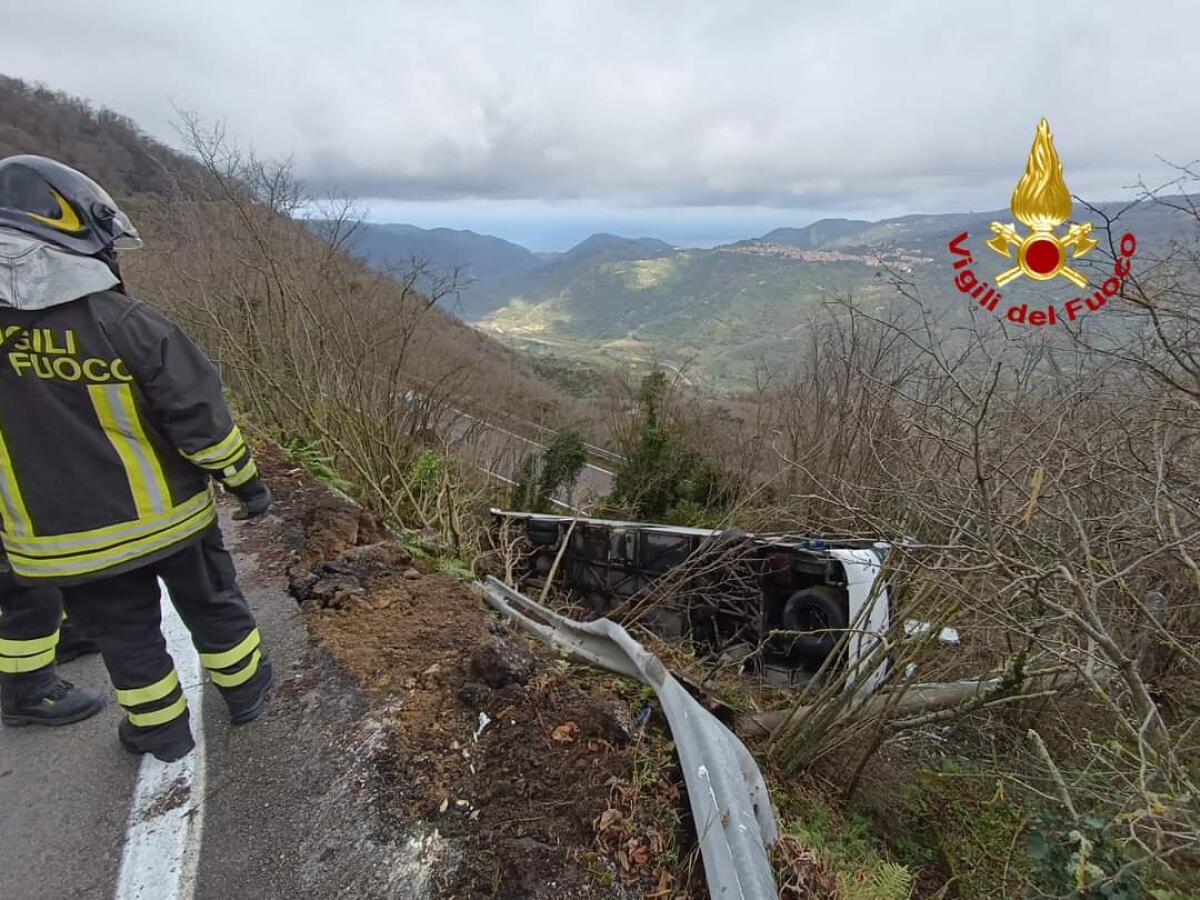 TRAGEDIA SFIORATA A SINAGRA. PULLMAN ESCE DI STRADA E FINISCE IN UNA SCARPATA, 5 FERITI NON GRAVI - 