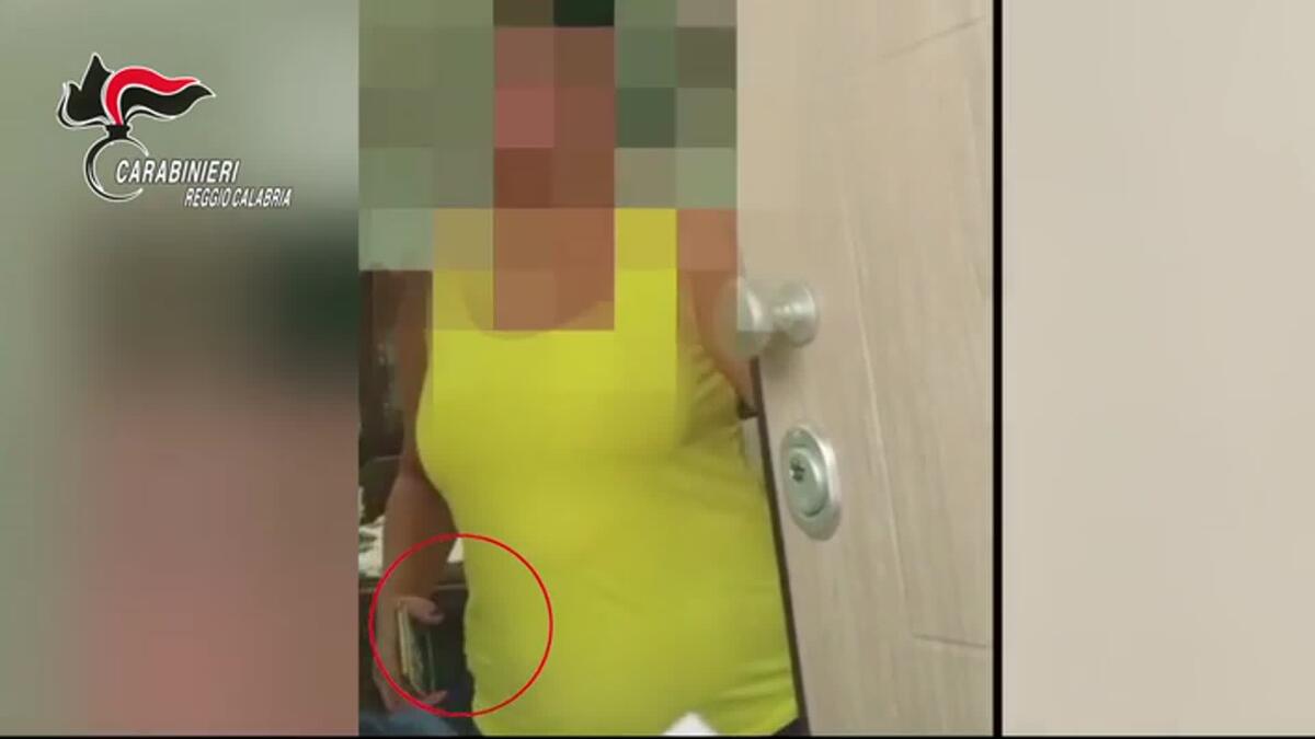 FALSA CIECA BECCATA A USARE LO SMARTPHONE SENZA DIFFICOLTÀ: HA PERCEPITO OLTRE 200 MILA EURO DALLO STATO - 