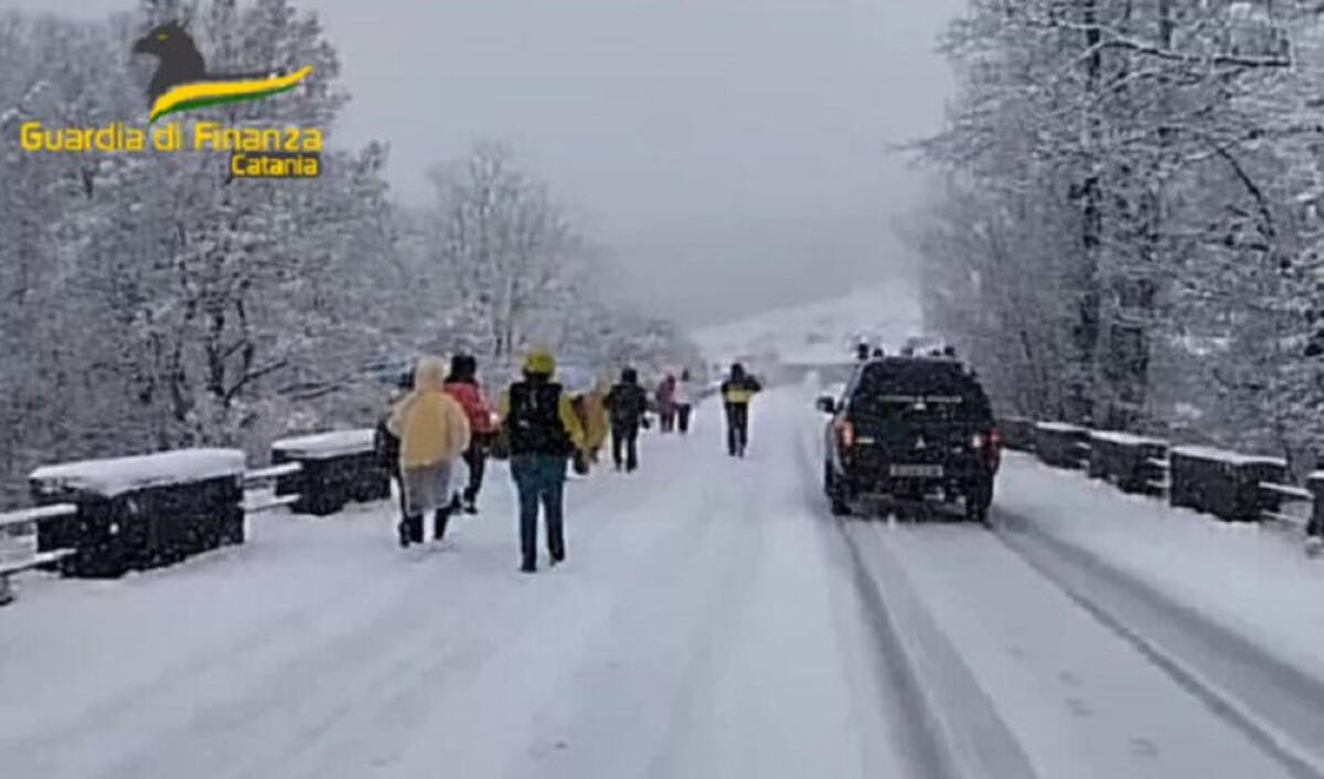 BELPASSO. AUTOBUS CON 50 TURISTI BLOCCATO SULL’ETNA: SALVATI DAL SOCCORSO ALPINO - 