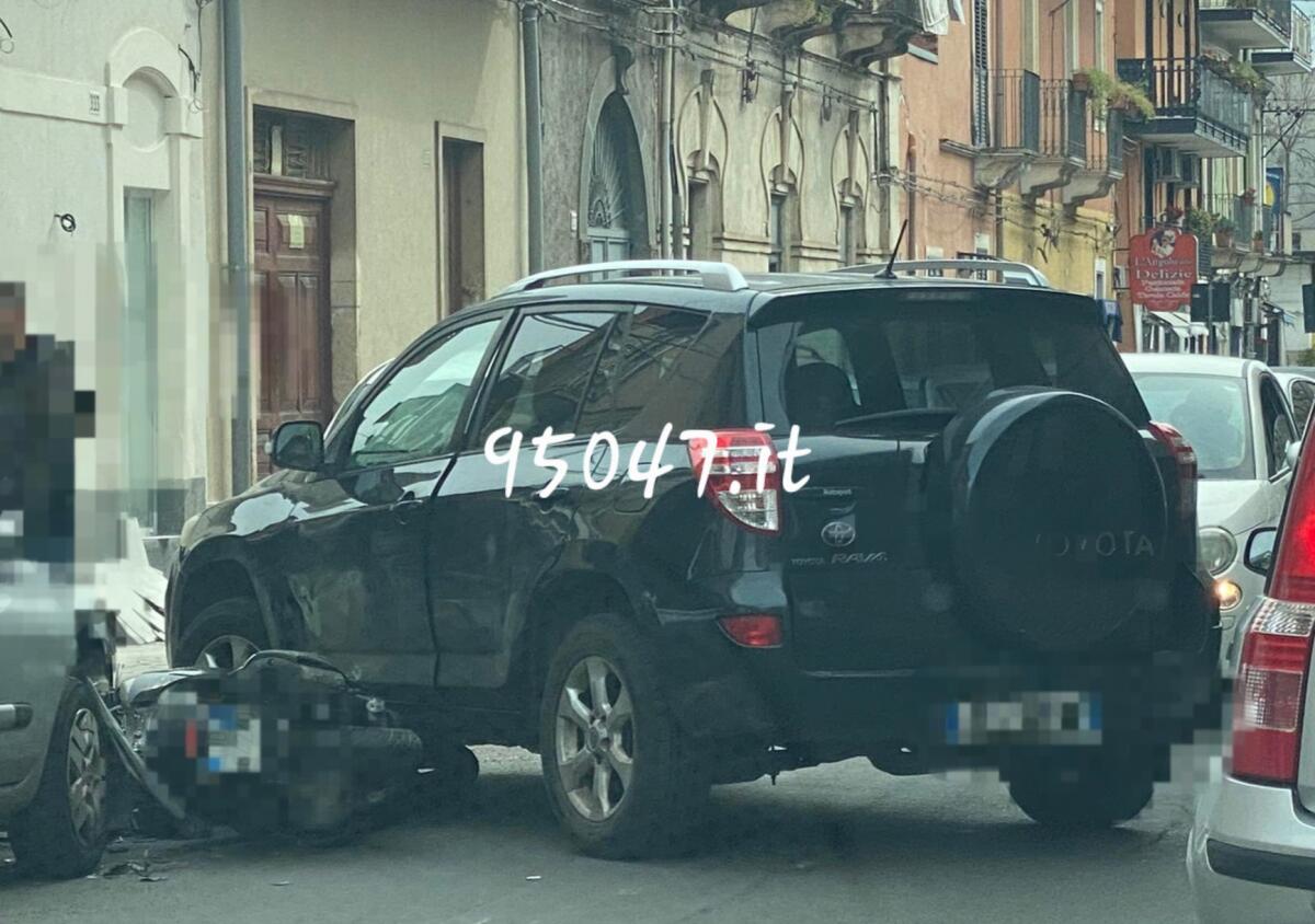 SCONTRA AUTO SCOOTER IN VIA NICOLOSI A PATERNÒ - 