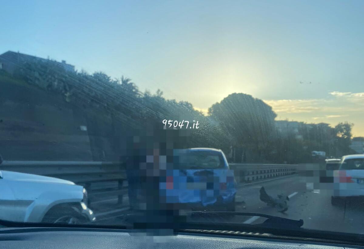 TAMPONAMENTO TRA PIÙ AUTO SULLA SS121, CODE E DISAGI ALLA VIABILITÀ - 