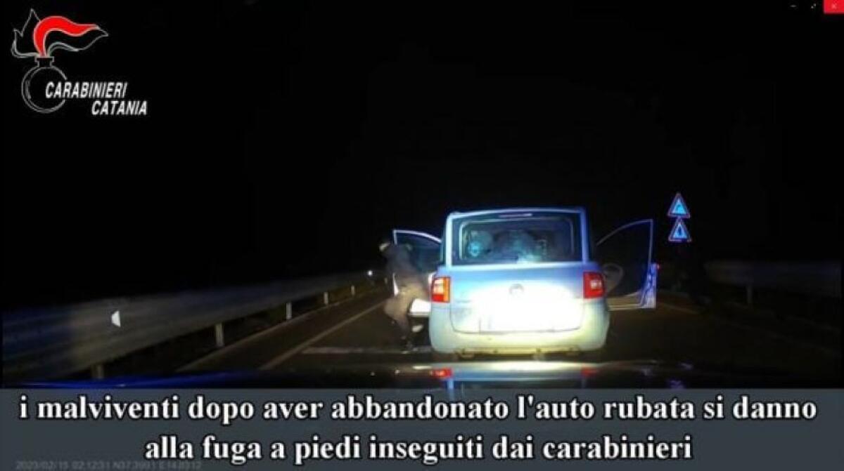 RAMACCA, SCAPPANO A BORDO DI UNA FIAT MULTILPLA RUBATA: ACCIUFFATI DA CARABINIERI DOPO INSEGUIMENTO - 