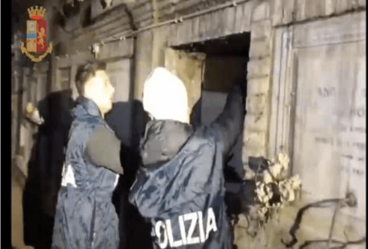 TARANTO. DROGA E ARMI NASCOSTE NEI LOCULI DEL CIMITERO: SGOMINATA UNA BANDA - 