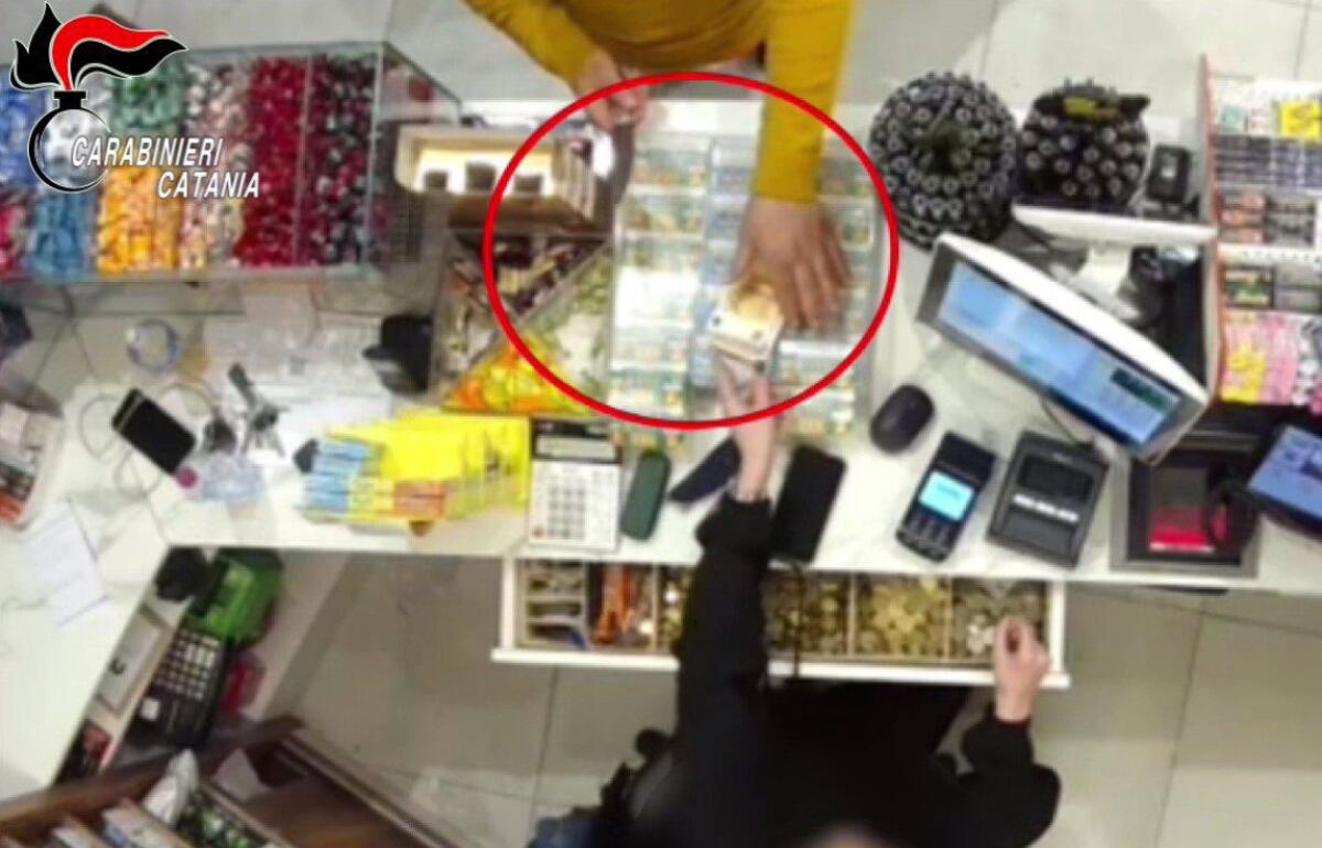 RAPINA TABACCHI MA VIENE INCASTRATO DALLA VIDEOSORVEGLIANZA, 35ENNE IN CARCERE - 