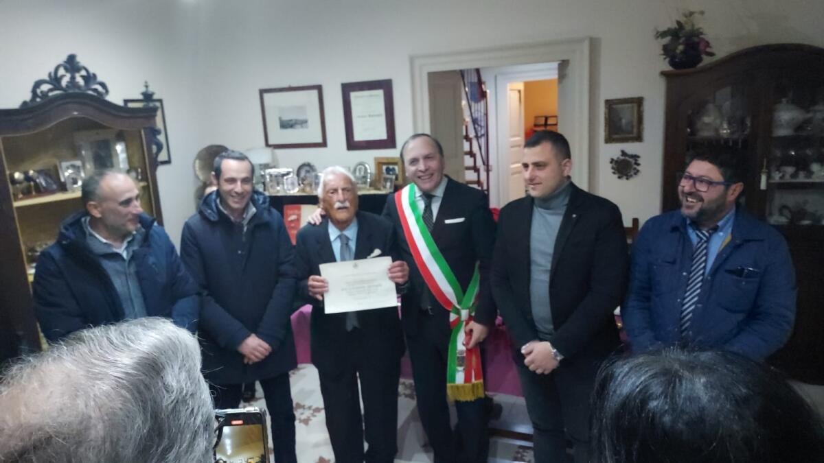 PATERNO', NONNO GIOVANNINO COMPIE 102 ANNI. GLI AUGURI DEL SINDACO - 