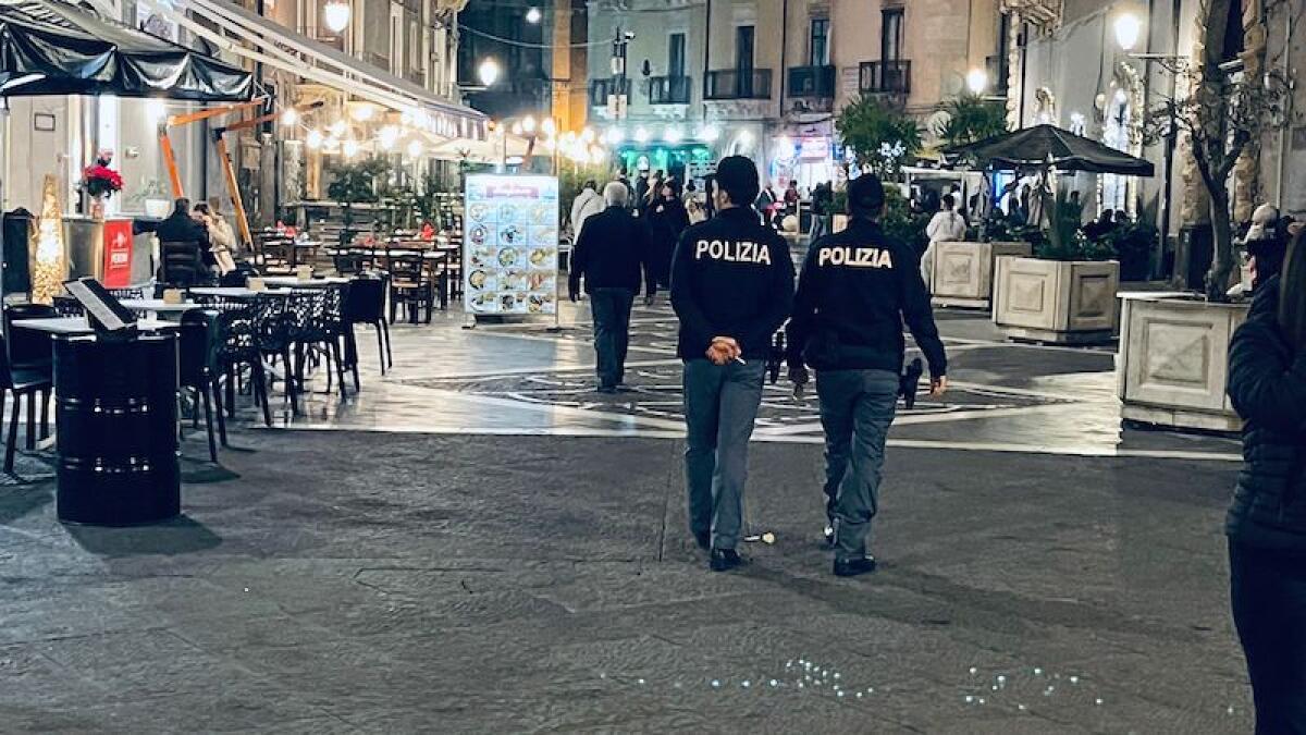 Catania, stavano forzando la porta di un ristorante: due arrestati - 