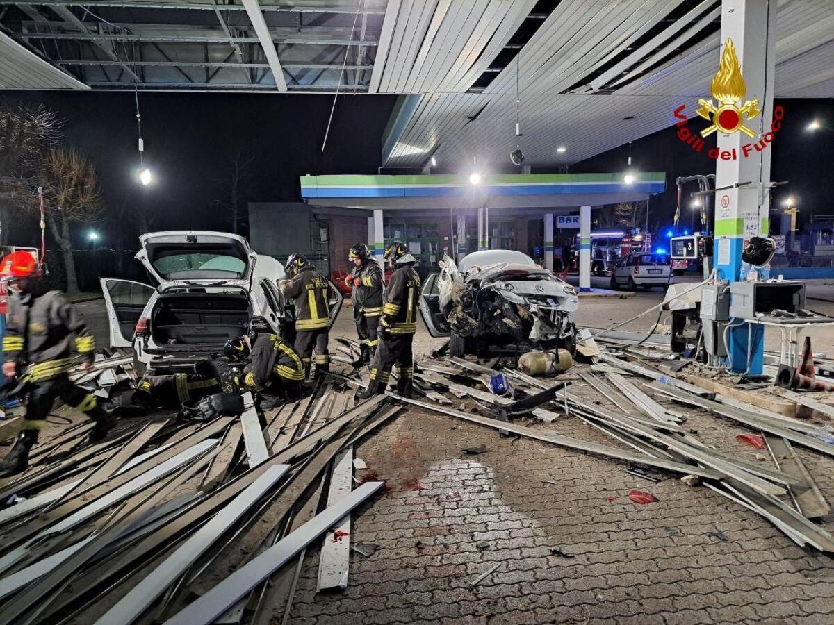 BOLOGNA. DURANTE IL RIFORNIMENTO SCOPPIA LA BOMBOLA SU UN'AUTO: 4 FERITI, DI CUI UNO GRAVE - 