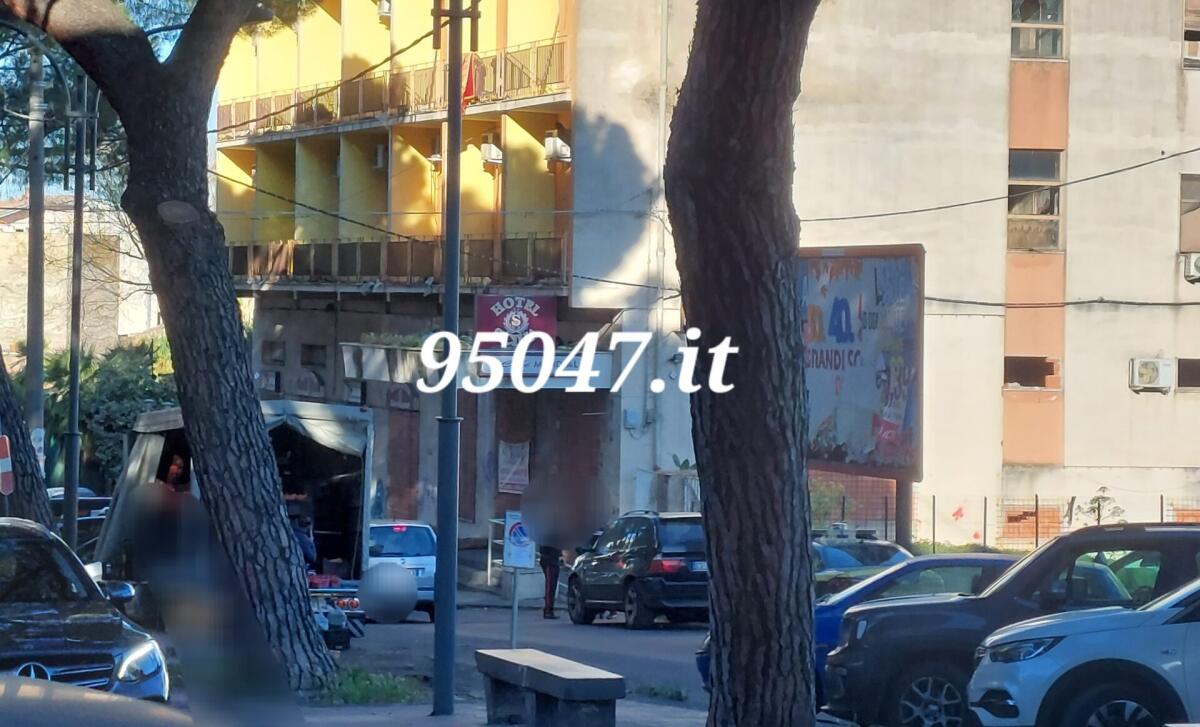 PATERNÓ: IN CORSO LO SGOMBERO DELL'ALBERGO SICILIA, PRESIDIO DELLE FORZE DELL'ORDINE - 