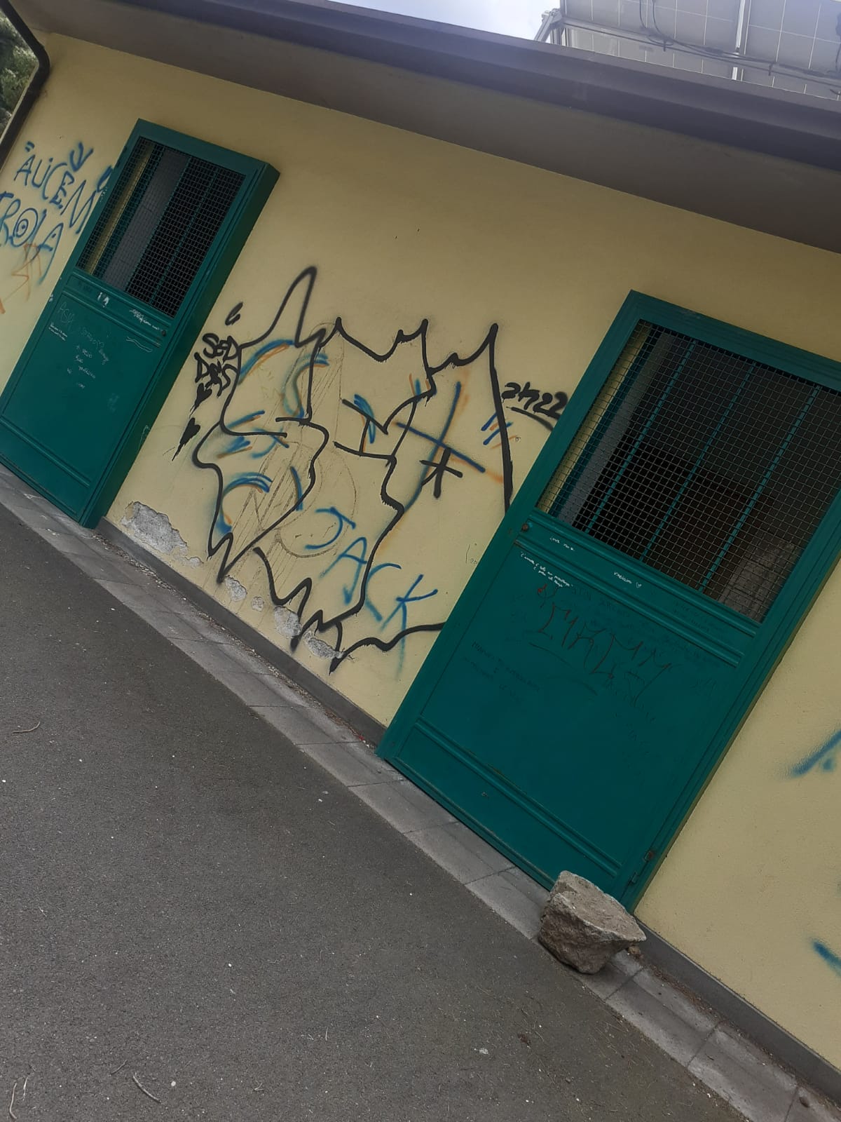 PATERNÒ. BAGNI CHIUSI E DEGRADO AL PARCO DEL SOLE, LA SEGNALAZIONE DEI NOSTRI LETTORI