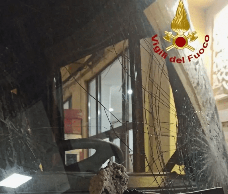 PALERMO, PIETRE CONTRO I VIGILI DEL FUOCO CHE SPENGONO I ROGHI DI SAN GIUSEPPE