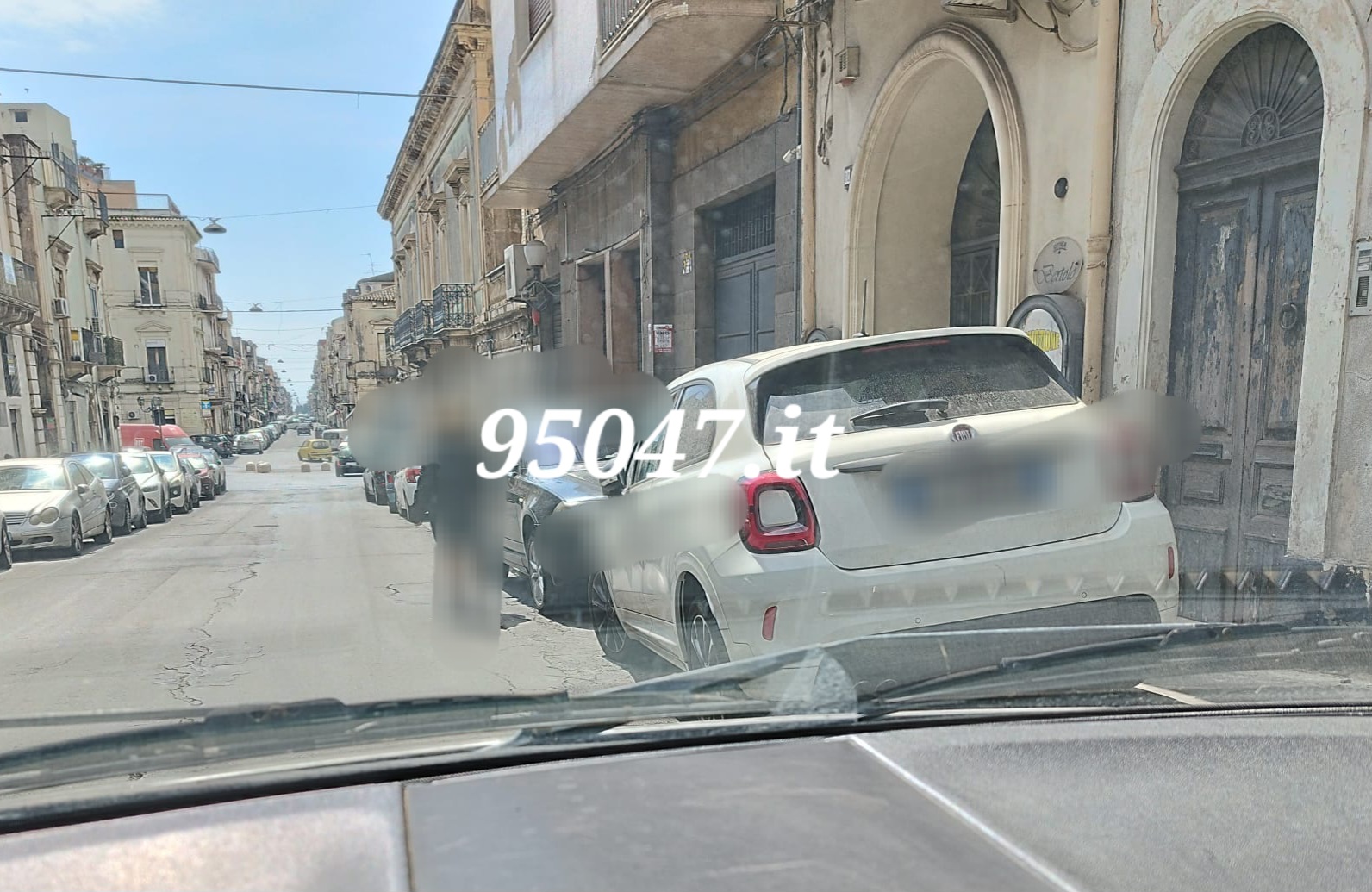 PATERNO'. AUTO SUI MARCIAPIEDI E PEDONI SULLA STRADA : SEGNALAZIONE DEGLI UTENTI