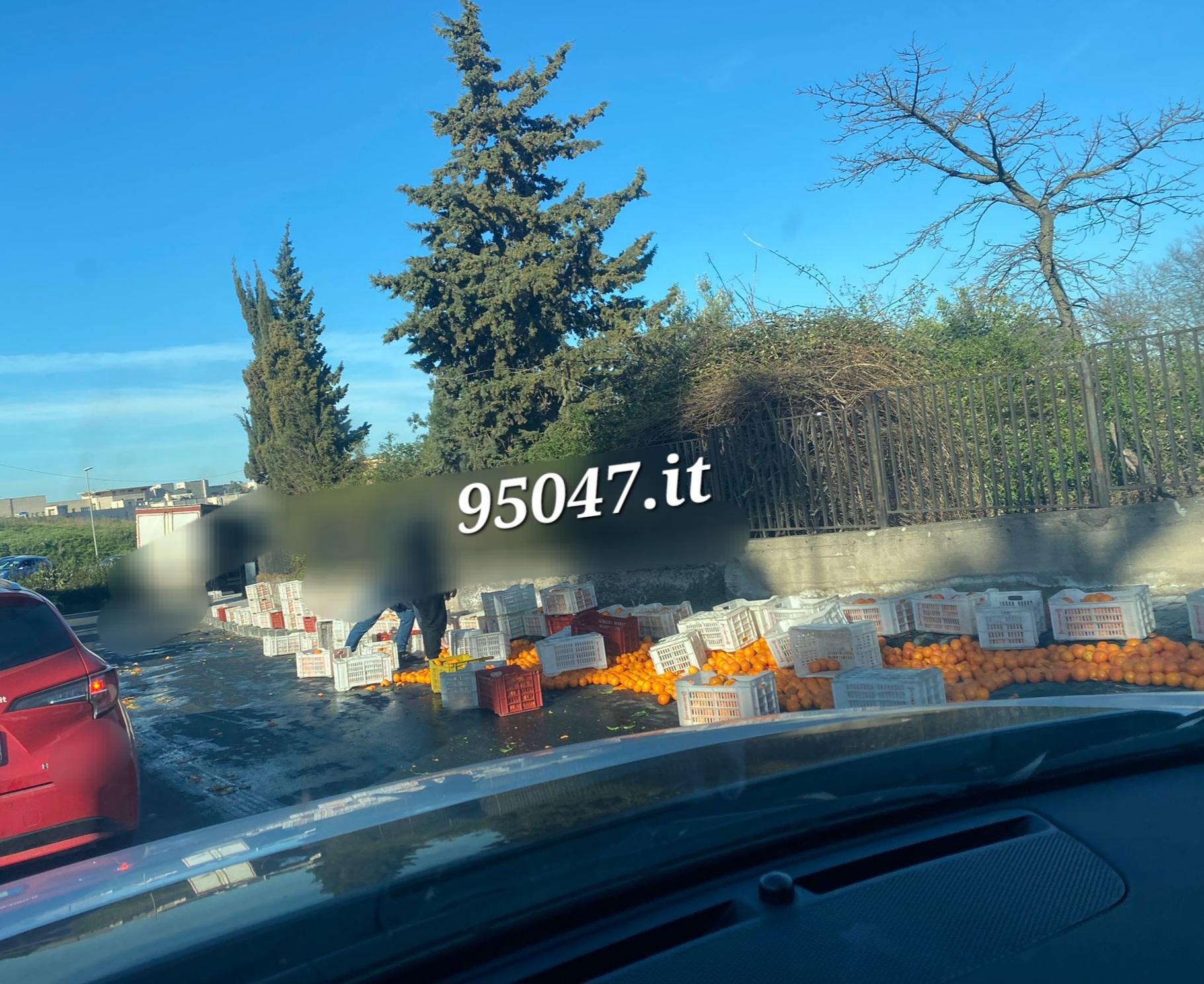 PATERNÒ.CAMION PERDE IL CARICO DI ARANCE DECINE DI CASSETTE SULLA STRADA