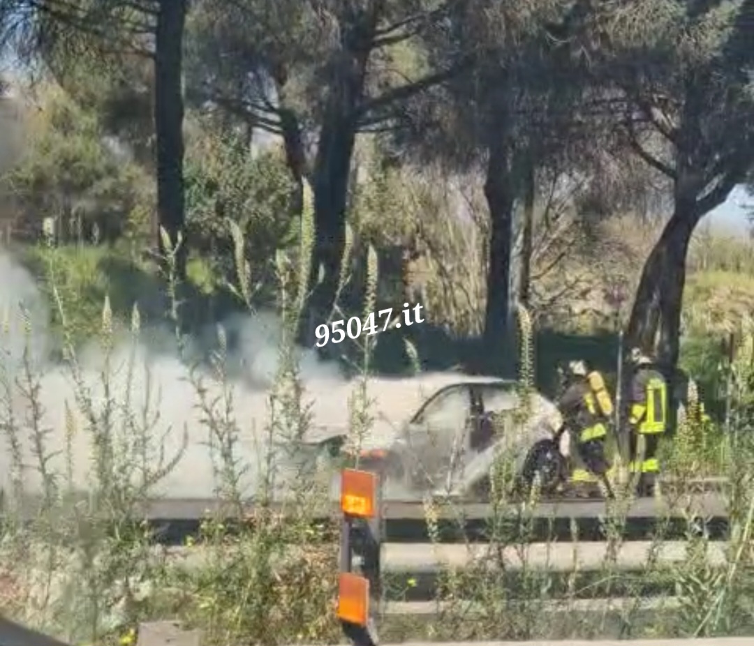 CATANIA, INCIDENTE ED AUTO A FUOCO IN TANGENZIALE