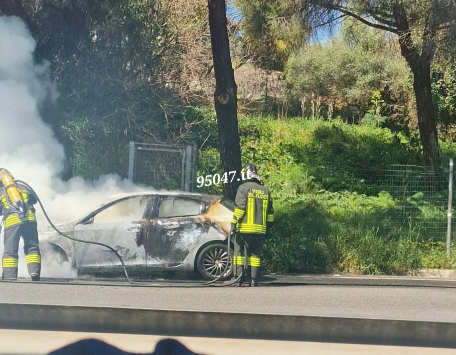 CATANIA, INCIDENTE ED AUTO A FUOCO IN TANGENZIALE