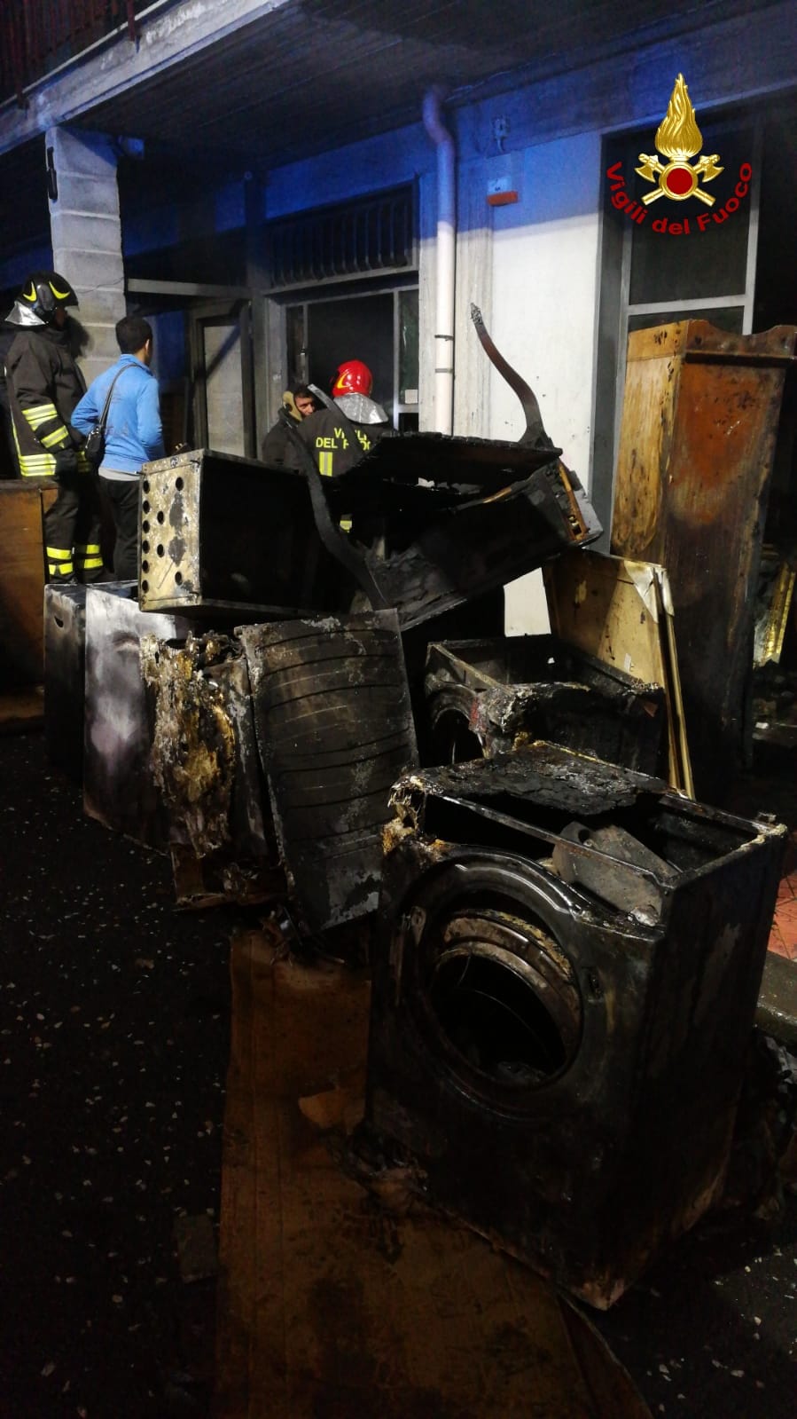 RANDAZZO. A FUOCO DEPOSITO DI MOBILI