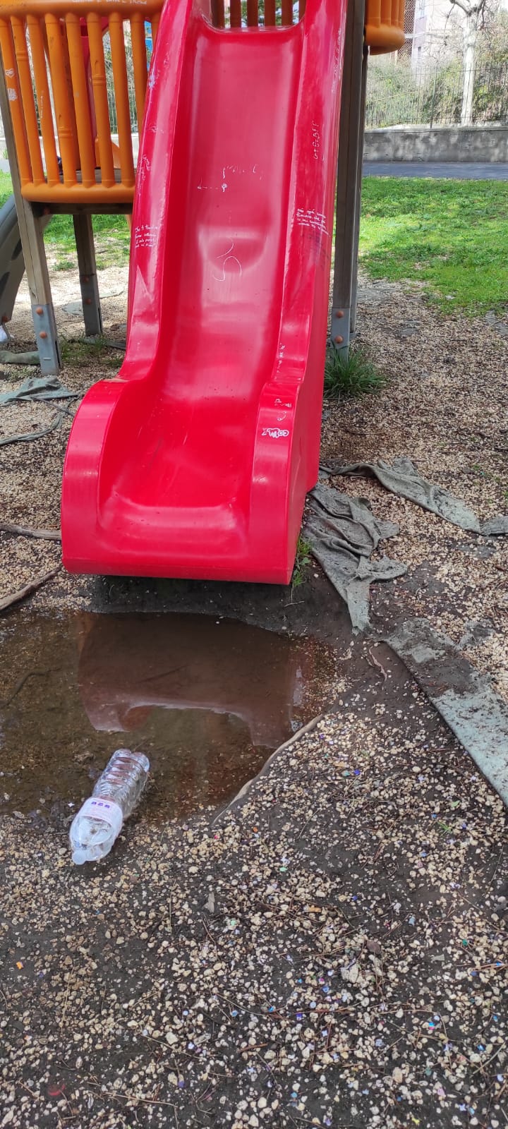 PATERNÒ. BAGNI CHIUSI E DEGRADO AL PARCO DEL SOLE, LA SEGNALAZIONE DEI NOSTRI LETTORI
