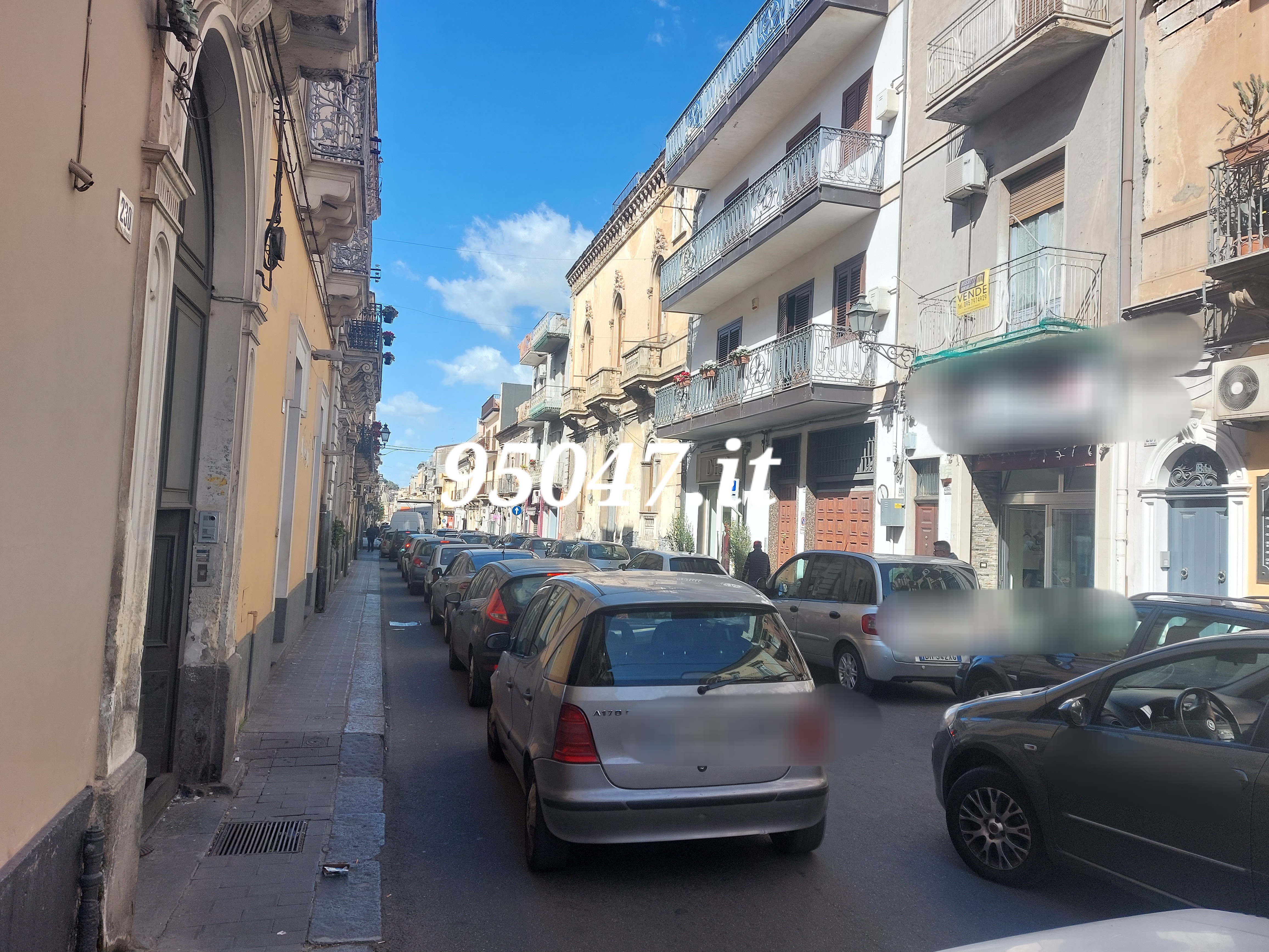 PATERNO’: TRAFFICO BLOCCATO IN VIA VITTORIO EMANUELE PER SOSTA SELVAGGIA E CAMIONISTA TESTARDO