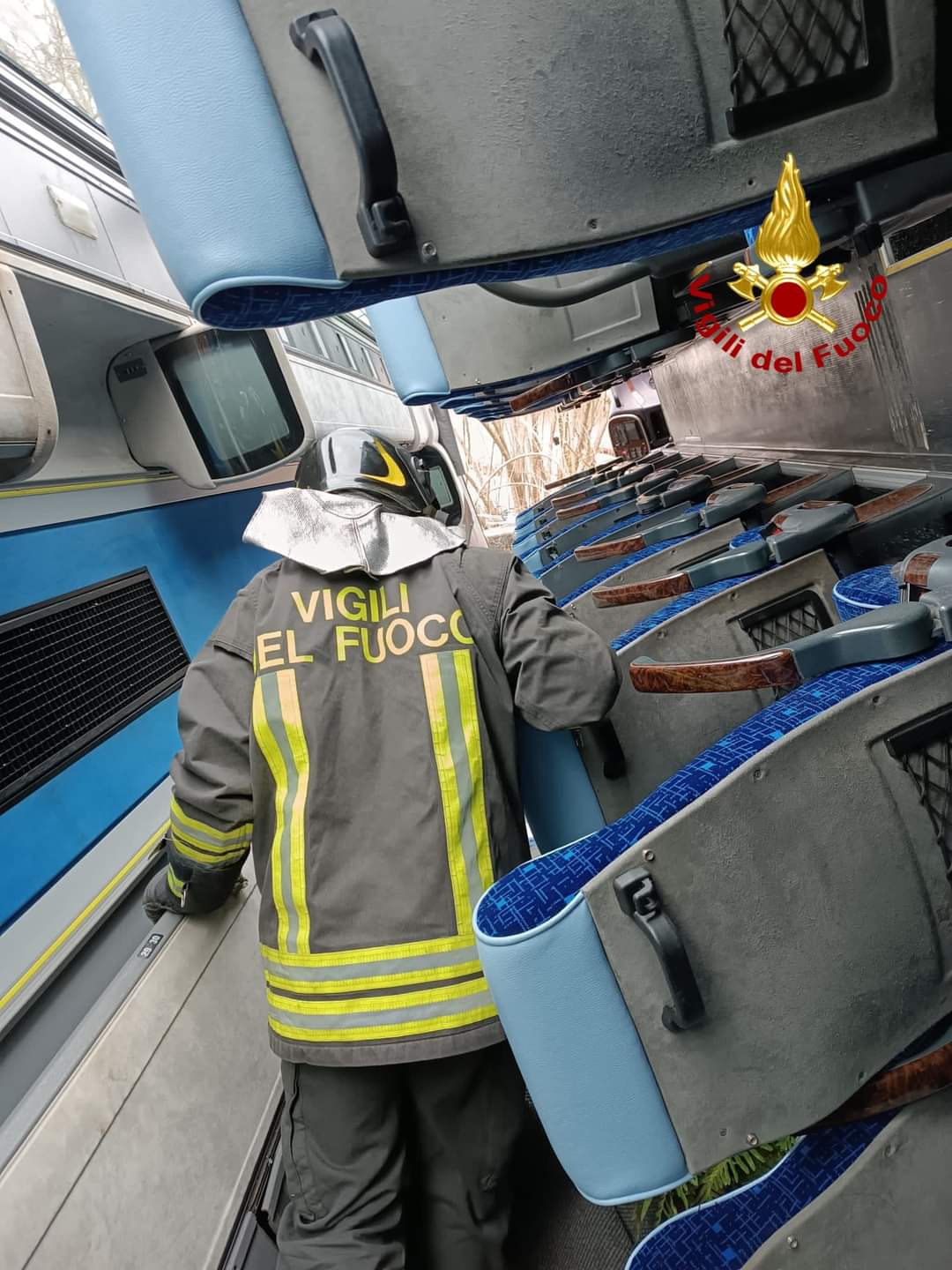 TRAGEDIA SFIORATA A SINAGRA. PULLMAN ESCE DI STRADA E FINISCE IN UNA SCARPATA, 5 FERITI NON GRAVI