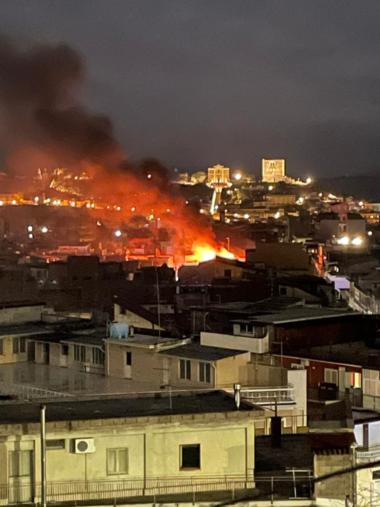 PATERNÒ. INCENDIO IN UN APPARTAMENTO IN VIA BOLZANO, SOCCORSI SUL POSTO