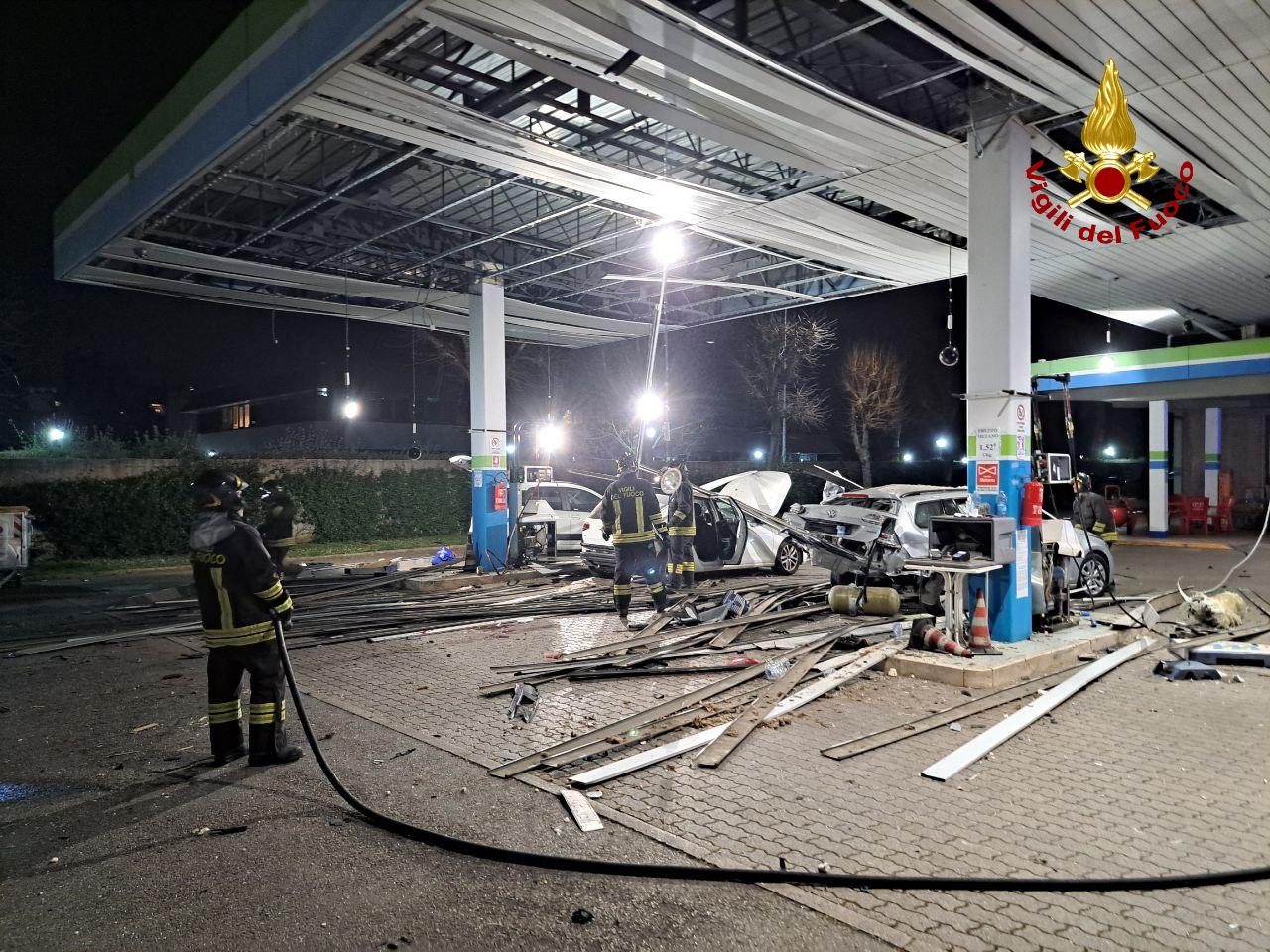 BOLOGNA. DURANTE IL RIFORNIMENTO SCOPPIA LA BOMBOLA SU UN'AUTO: 4 FERITI, DI CUI UNO GRAVE