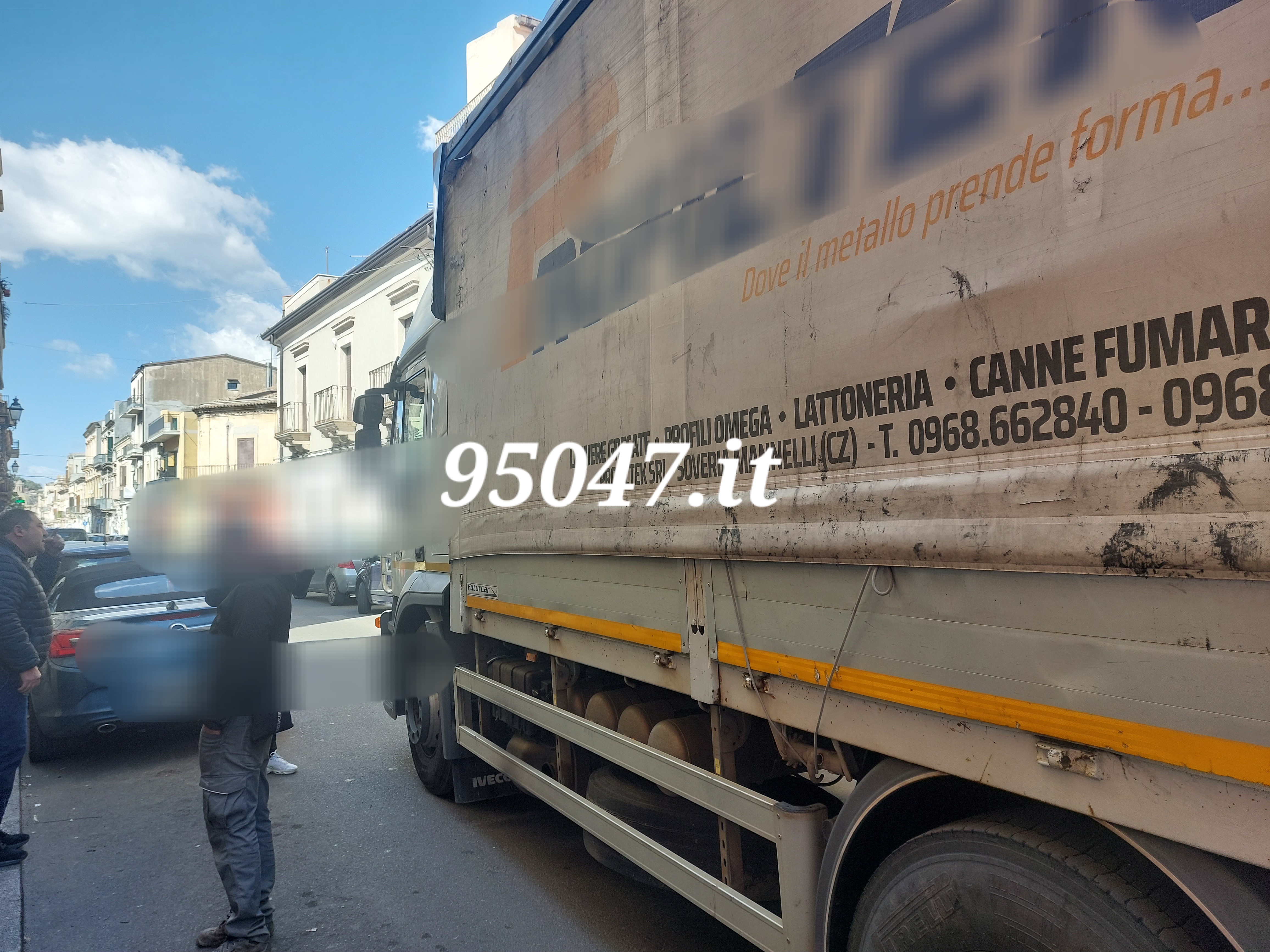 PATERNO’: TRAFFICO BLOCCATO IN VIA VITTORIO EMANUELE PER SOSTA SELVAGGIA E CAMIONISTA TESTARDO