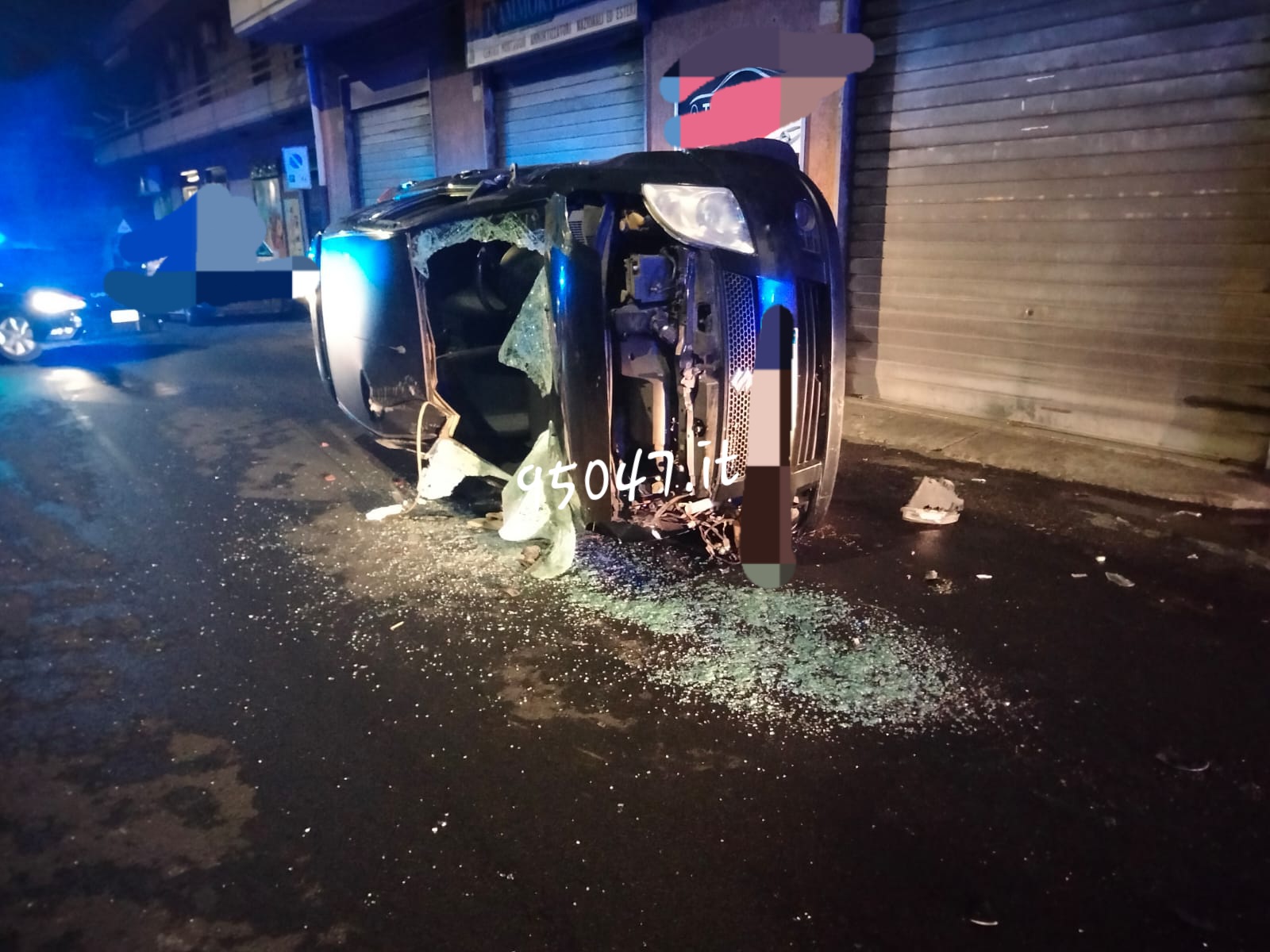 ACI CASTELLO: PERDE IL CONTROLLO DELL’AUTO, SI RIBALTA E DANNEGGIA UN TUBO DEL GAS