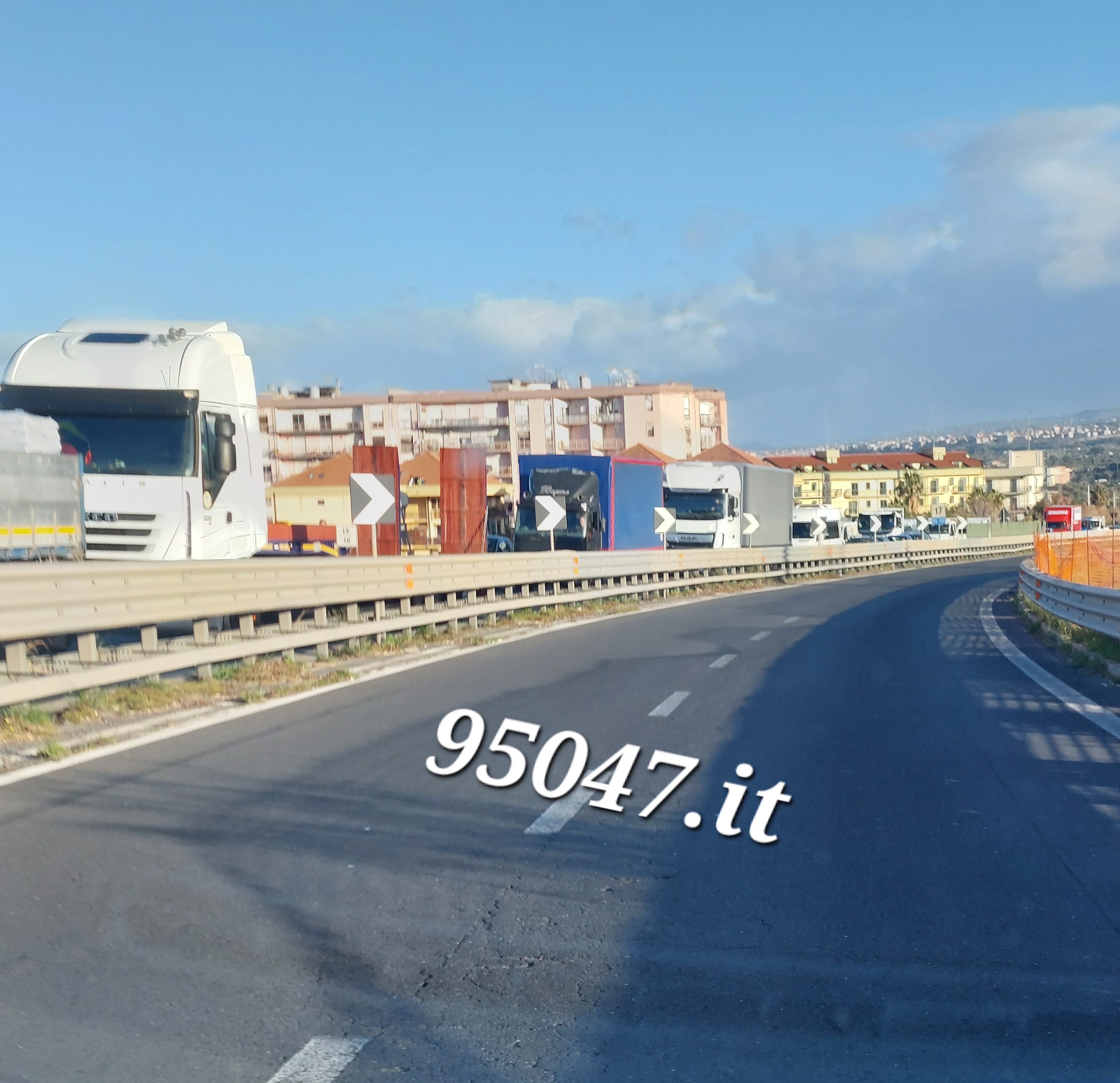 INCIDENTE NEI PRESSI DELLO SVINCOLO PATERNÒ,  SOCCORSI SUL POSTO