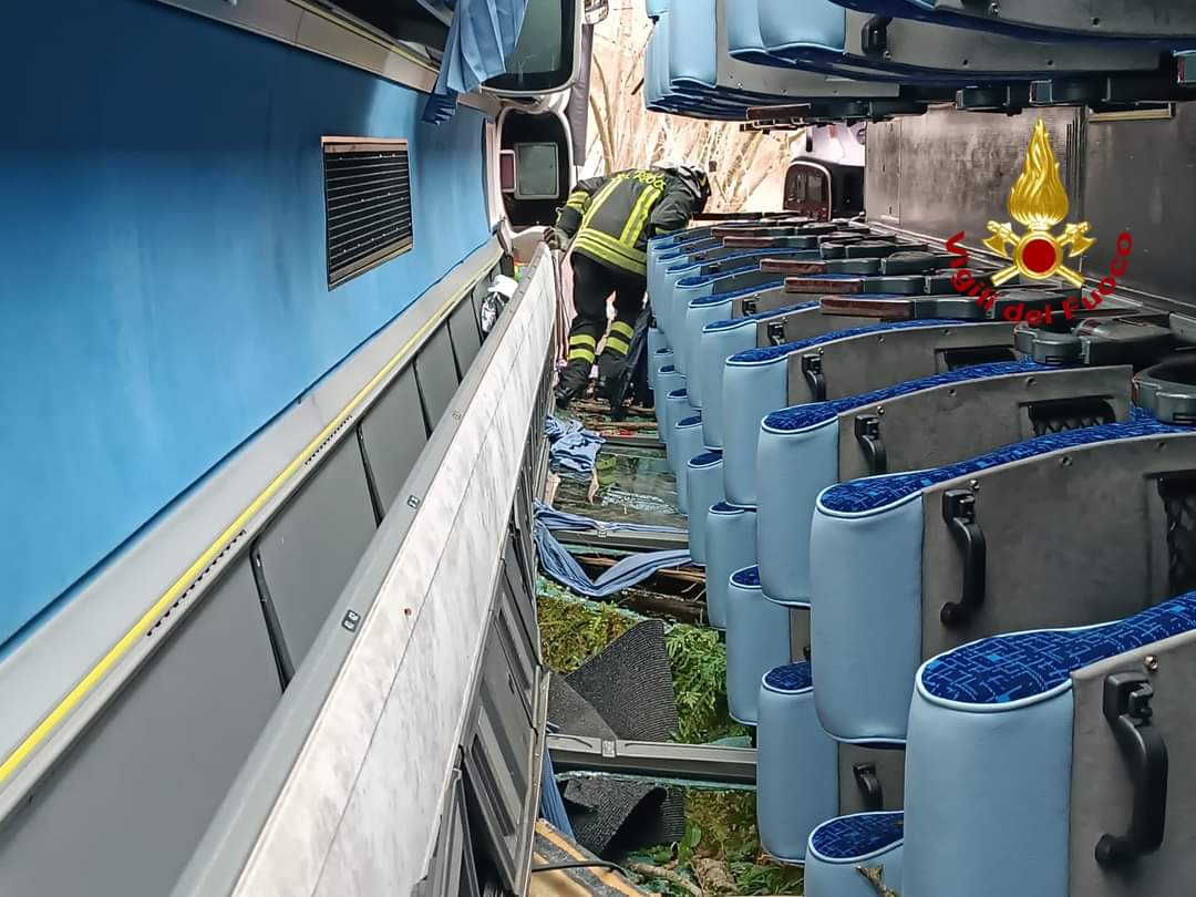 TRAGEDIA SFIORATA A SINAGRA. PULLMAN ESCE DI STRADA E FINISCE IN UNA SCARPATA, 5 FERITI NON GRAVI