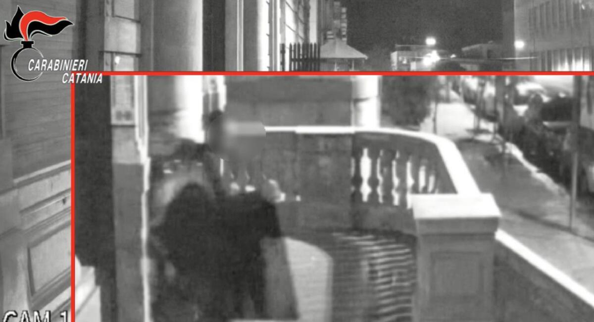 CATANIA. SCASSINA LA PORTA UN’ABITAZIONE PER SACCHEGGIARLA. ARRESTATO DAI CARABINIERI - 